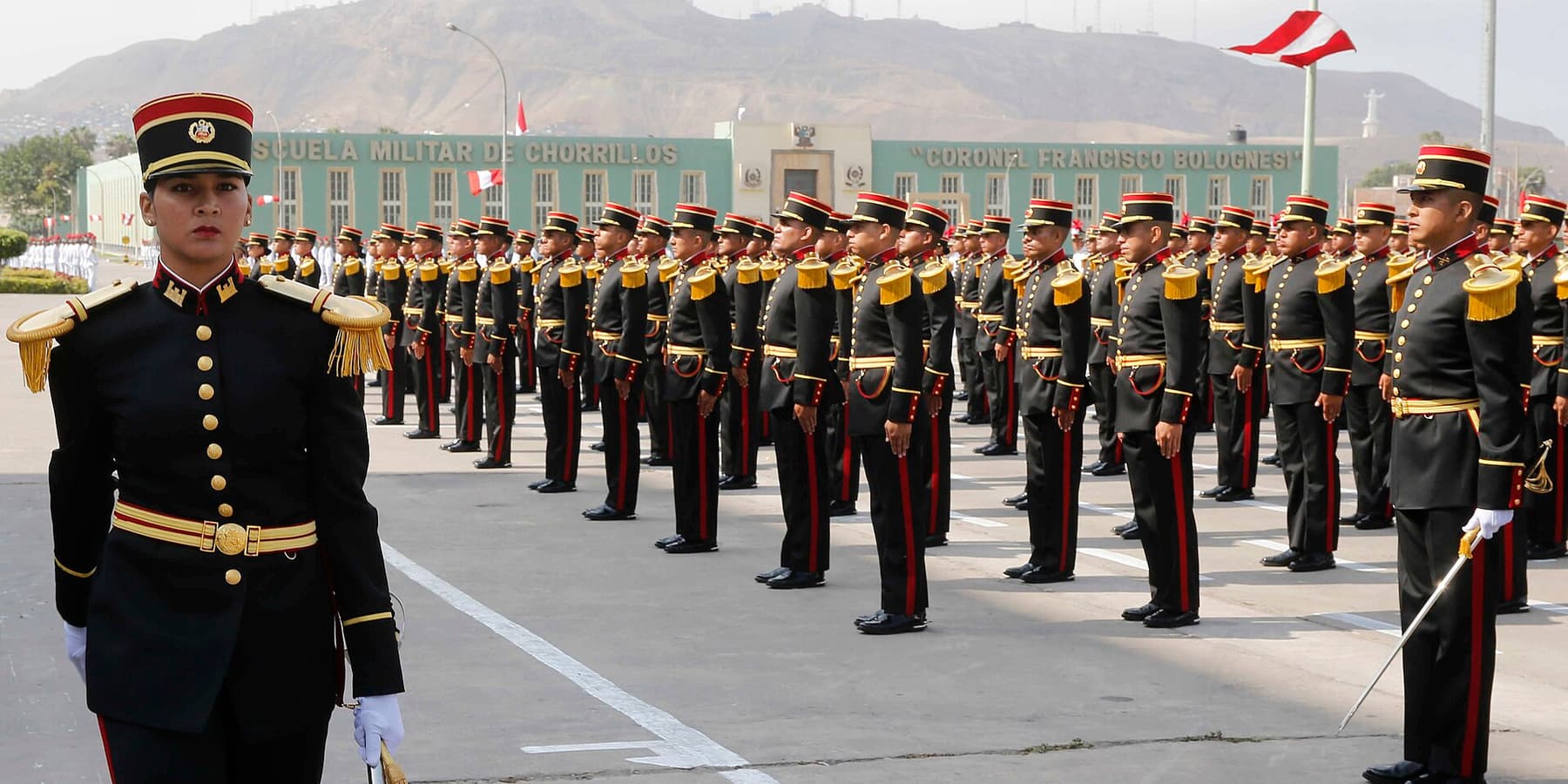 Cadetes de la Escuela Militar de Chorrillos en formación frente a la Escuela